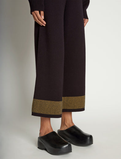 Detail image of model wearing Cashmere Blend Sweatpants in BLACK/DARK SAND