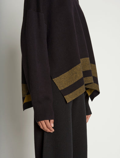 Detail image of model wearing Cashmere Blend Sweatshirt in BLACK/DARK SAND