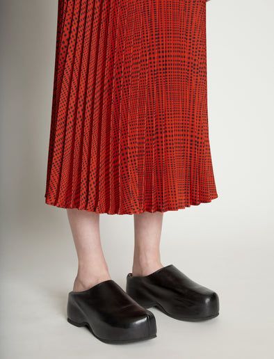 Detail image of model wearing Pleatable Crepe Midi Skirt
in VERMILLION/BLACK