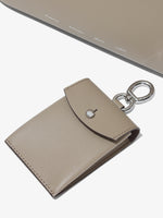 Detail image of coin purse of Large Bedford Tote In Leather in clay