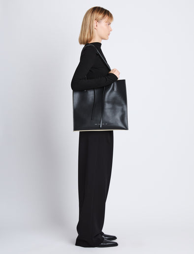 Image of model wearing Twin Tote In Leather in black/ivory