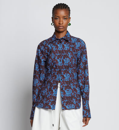 Front cropped image of model wearing Sunflower Poplin Shirt in sky blue/wine