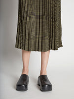 Detail image of model wearing Pleatable Crepe Midi Skirt in STONE/BLACK