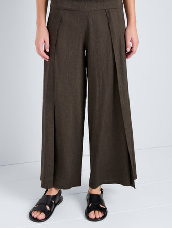 Proenza Schouler Detail image of model wearing Calla Pant in Linen Slub in Coffee