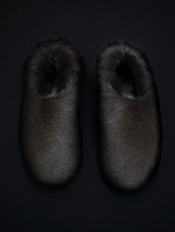 Proenza Schouler Aerial image of Ruched Tee Slippers in Shearling in Chocolate