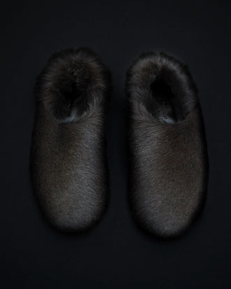 Proenza Schouler Aerial image of Ruched Tee Slippers in Shearling in Chocolate
