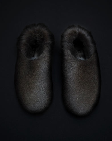 Proenza Schouler Aerial image of Ruched Tee Slippers in Shearling in Chocolate