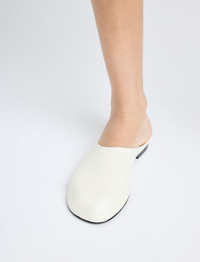 Image of model wearing Glove Slippers in IVORY