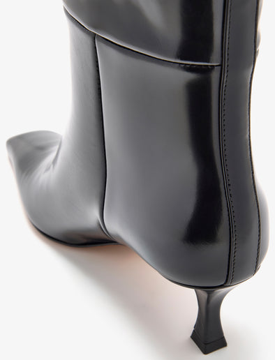 Detail image of Trap Boots in Spazzolato Leather in Black